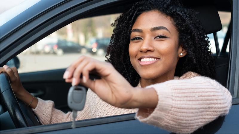 Young female driver holding keys m.2e16d0ba.fill 800x450 1